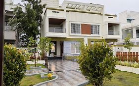 Silver Leaf Estate Stay